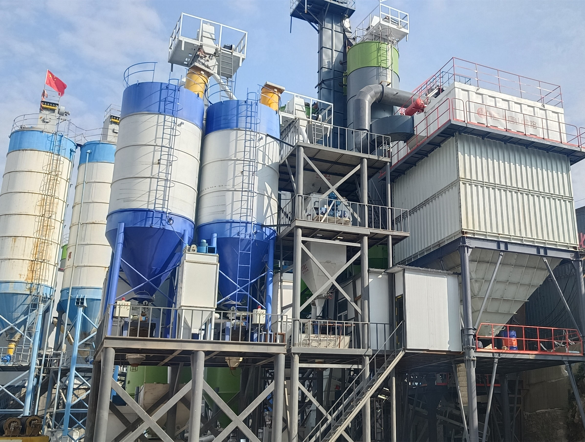 機(jī)制砂成建筑用砂主要來(lái)源，唐山金路制砂樓提供高標(biāo)準(zhǔn)機(jī)制砂生產(chǎn)設(shè)備